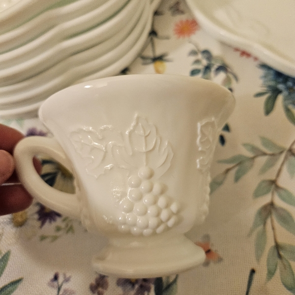 Vintage Indiana Colony Milk Glass Set - Picture 5 of 6